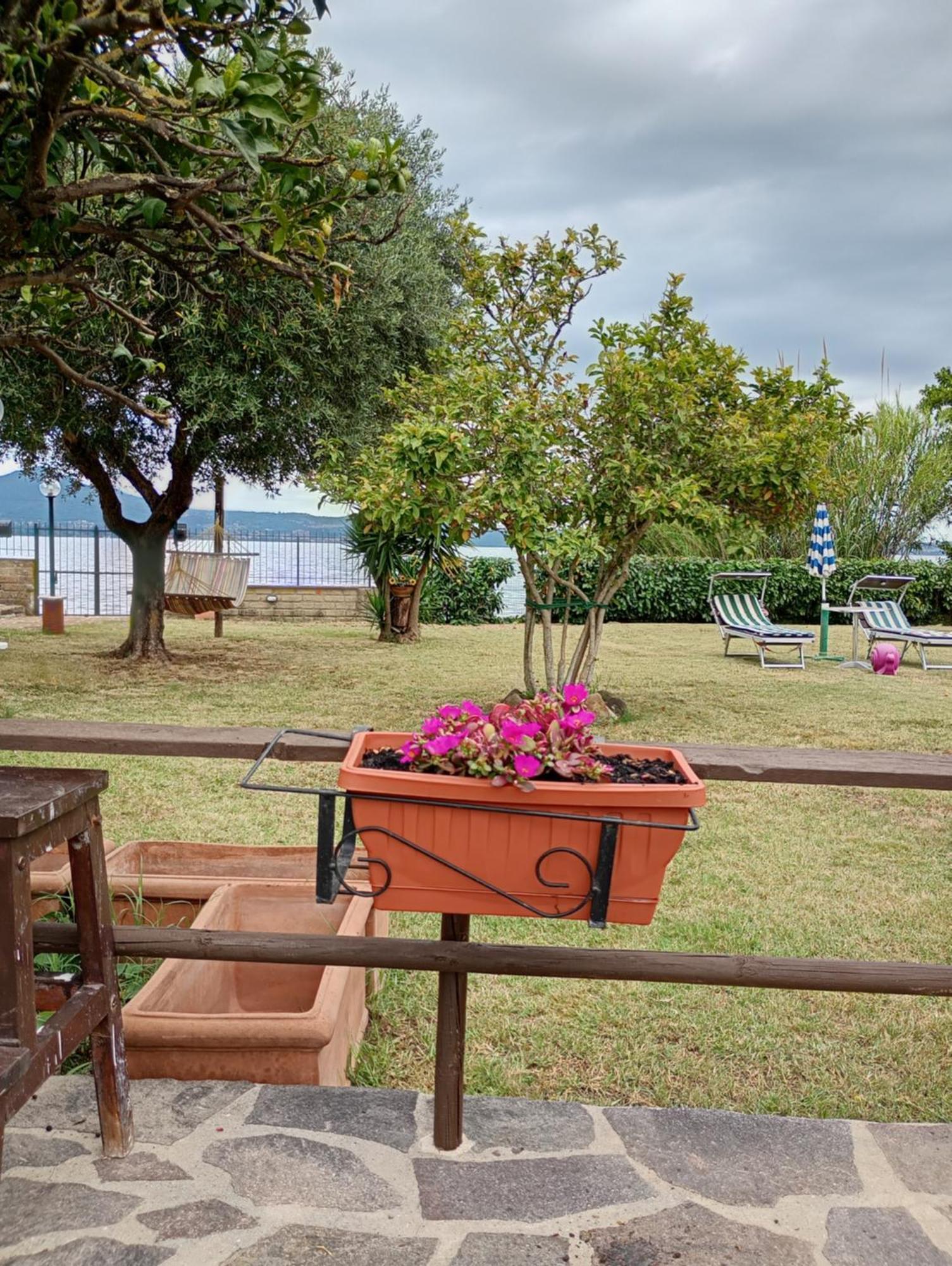 Independent Villa With Private Beach On The Lake 브라치아노 외부 사진