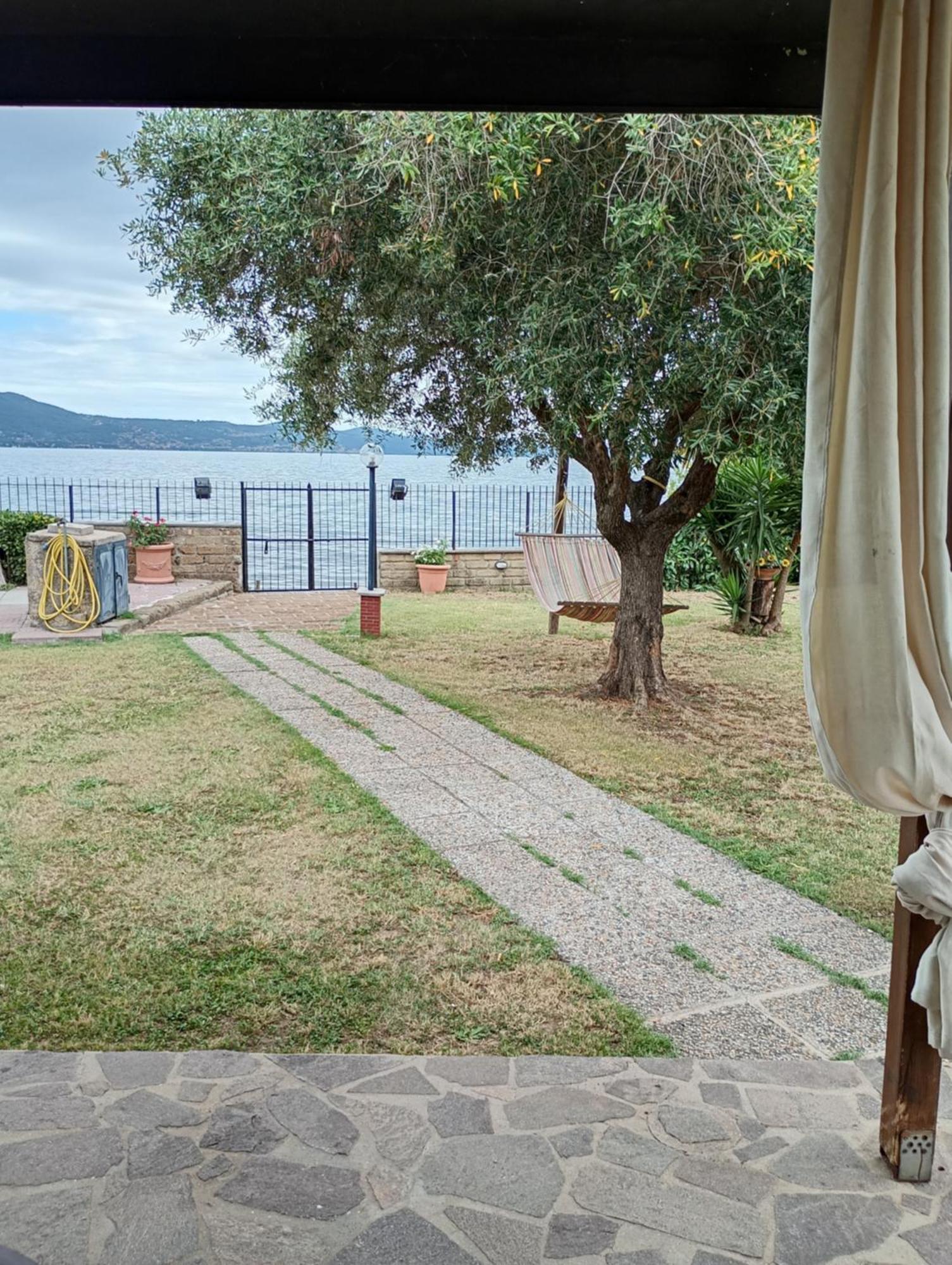 Independent Villa With Private Beach On The Lake 브라치아노 외부 사진